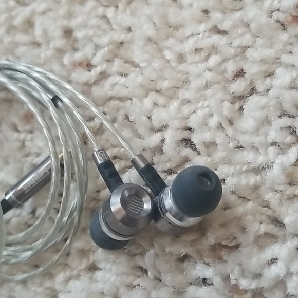 Earbuds - Picture 2 of 3